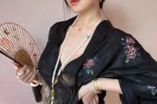 内娱女演员深夜溜进KTV陪酒姿态放低到尘埃
